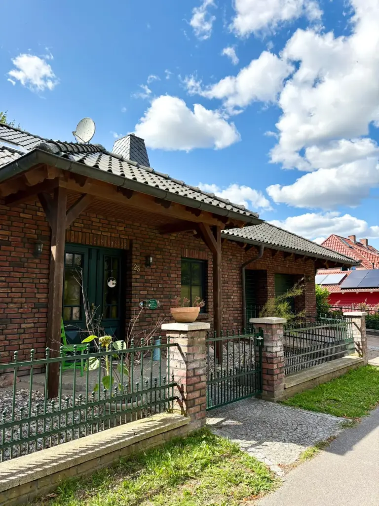 Hausfront mit Eingang und Fenstern der Ferienwohnung