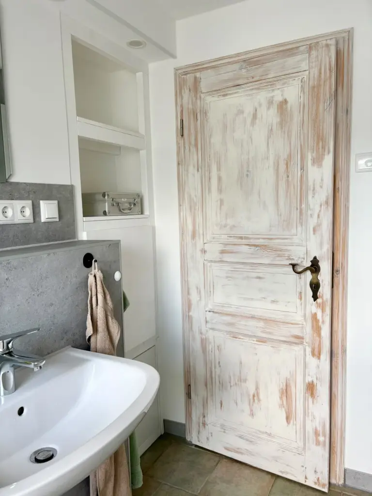 Waschtischnische mit shabby-chic Landhaustür im Duschbad