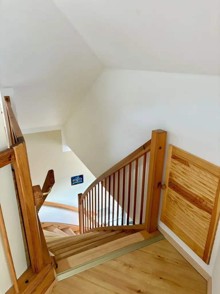 Blick von oben ueber die Kieferntreppe nach unten